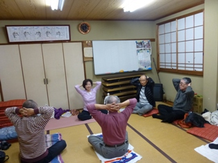 老人会の忘年会で　ストレッチ運動