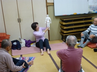 老人会の忘年会で　ストレッチ運動