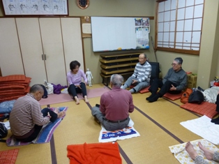 老人会の忘年会で　ストレッチ運動