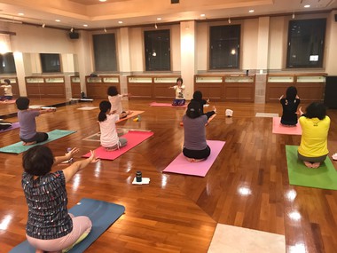 富士市、けせらせらヨガスタジオのレッスン風景