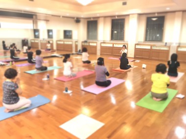 富士市、けせらせらヨガスタジオのレッスン風景