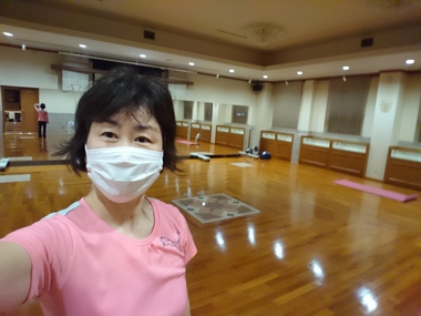 ヨガのレッスンは教室で「直接」受けるのがベスト。体と心を整えましょう。