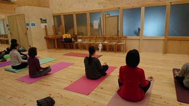 土曜日午前中 「体のかたい人にもできるヨガ」 はじまります 土曜日午前中 「体のかたい人にもできるヨガ」 はじまります