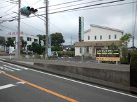 プレ営業前日、道路側看板設置