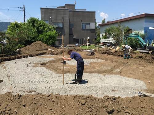 砕石敷き、転圧を行いました！