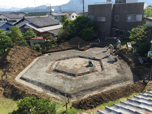 砕石敷き、転圧を行いました！