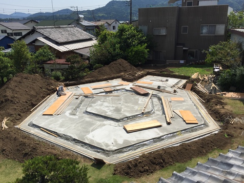 外型枠を建て込みました！