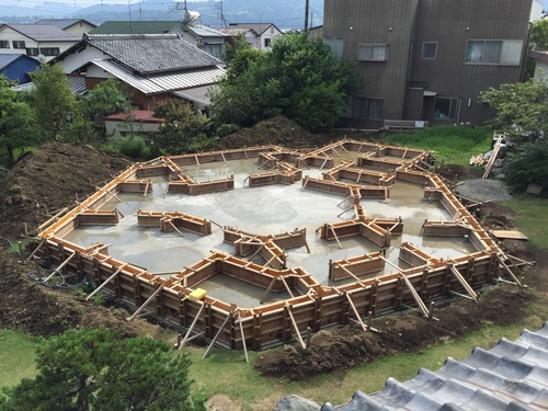 立ち上がり型枠を建て込みました！