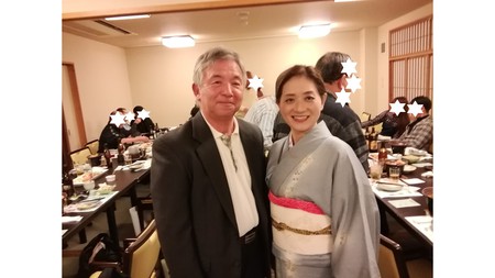 さりげなく隣に