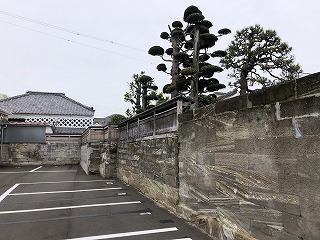 立派ななまこ壁と伊豆石が惜しみなく使われた建物