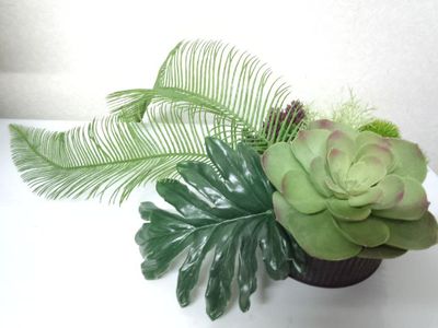 低いテーブルなどに置くお花。