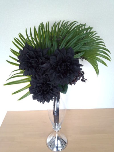 ガラスの涼しげな器に黒いお花。