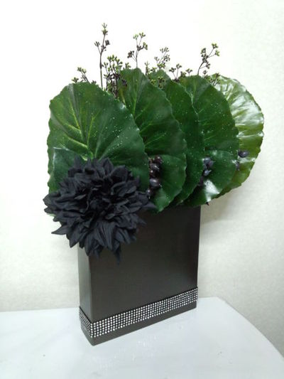 黒いお花のアレンジ。
