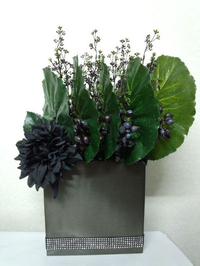 黒いお花のアレンジ。