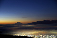 雲海の諏訪湖と富士