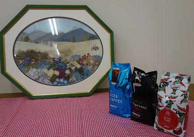 押し花の作品とアイスコーヒー豆♪