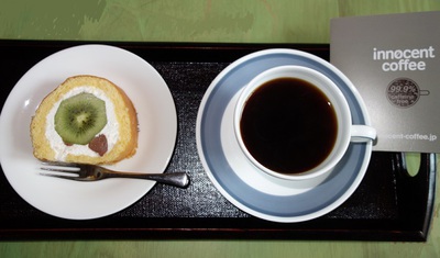 手作りロールケーキとデカフェのコーヒー♪
