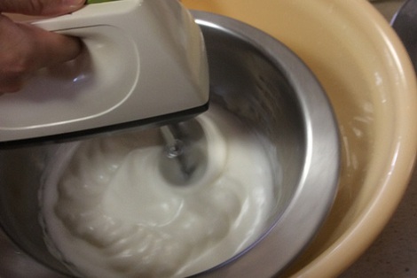 卵白を泡立て中