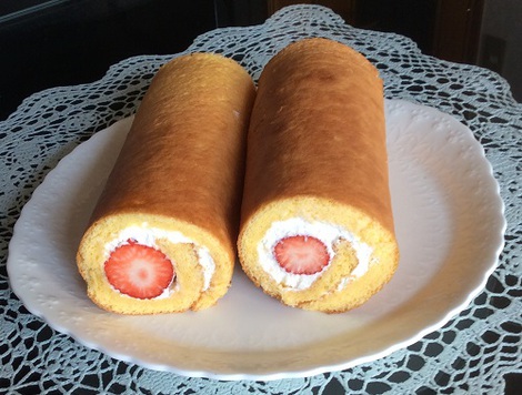 苺のロールケーキを作りました♪