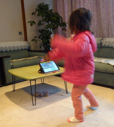 アイパッドを見ながら踊る孫♪