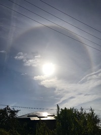 太陽の周りに虹色の輪