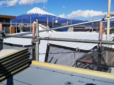 屋根から見える富士山