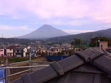 屋根越し富士山