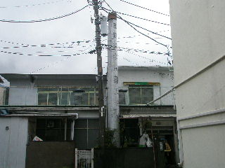 地面すれすれから立つ煙突