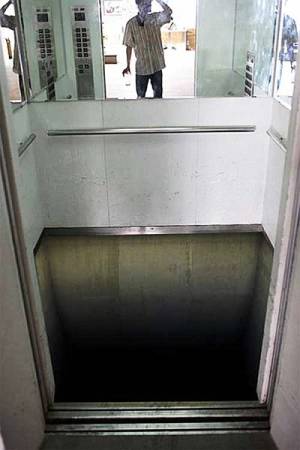 床がないエレベーター。