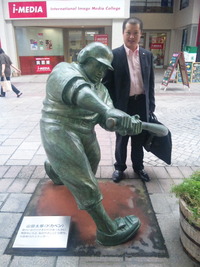 新潟市古 町モールで、ドカベンと県青連理事、藤田さん。