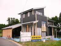 黒い外壁の家足場取れました。