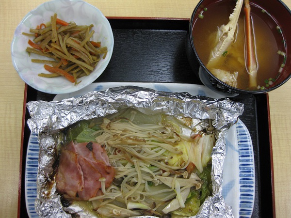 タラと野菜ときのこのホイルバター焼き、カニ汁＆きんぴらごぼう