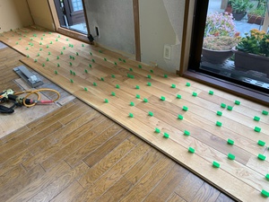 次は床貼り