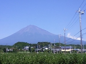 黒い山
