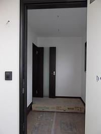クロス施工完了・建具施工