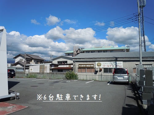 田中家具の駐車場。