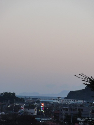夕焼けに新島も見えました…