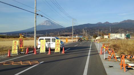 公園入り口北側道路が、土日通行止めです。