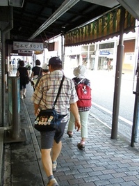 黙々と歩きます！