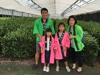 お茶摘み体験横浜からと、神戸からの２組のご家族。