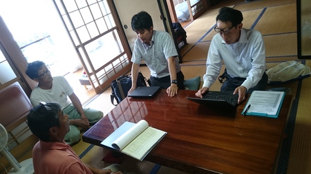 書類審査します。