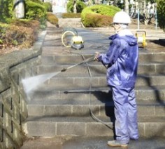高圧洗浄機で苔・汚れ落とし